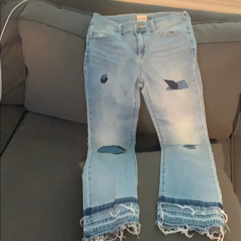SNEAK PEEK CROPPED JEANS W/ patches. 1OFAKIND 🖤🥊 - Picture 1 of 5